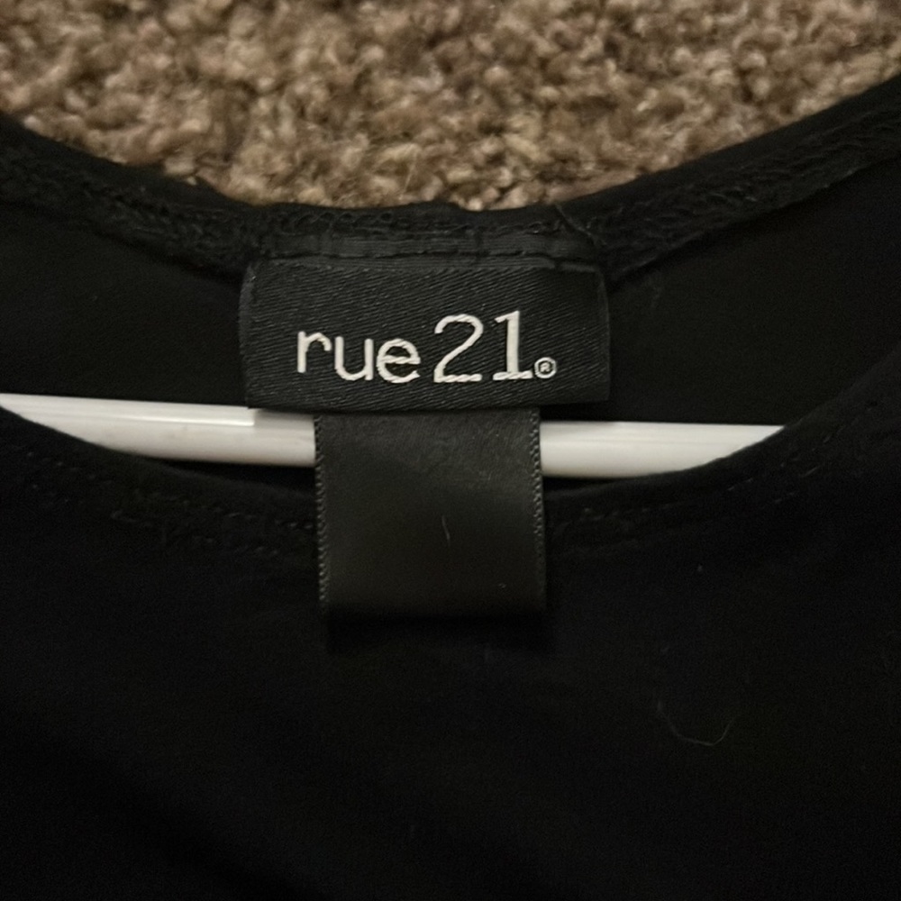 Cute shoulder solid Tee. Rue 21 Size:M - Picture 3 of 3